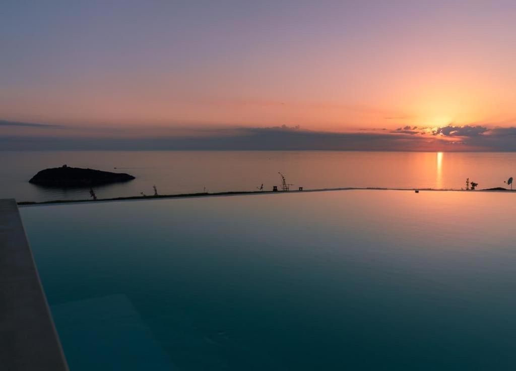 Luxury Villa Blue&Blanc Piscina A Sfioro Isola Diamante Exterior photo