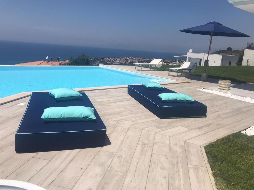 Luxury Villa Blue&Blanc Piscina A Sfioro Isola Diamante Exterior photo